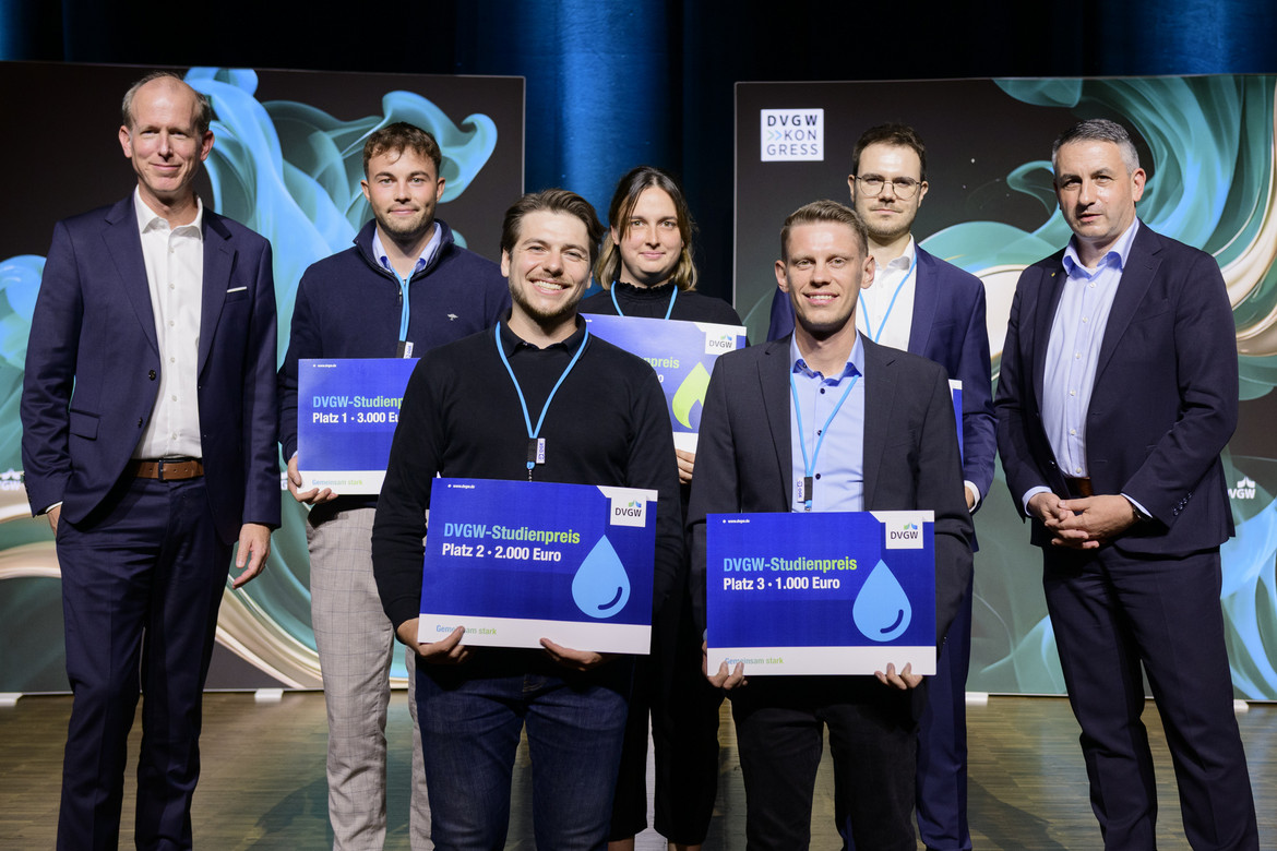 DVGW-Studienpreisverleihung 2025 (v.l.n.r.) Dr. Dirk Waider (DVGW-Vizepräsident Wasser), Hendrik Wolf (1. Platz Gas/Energie), Gabriel Elena Manthey (2. Platz Wasser), Anna Linnea Rieck (2. Platz Gas/Energie), David Trietsch (3. Platz Wasser), Tim Wrobel (