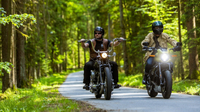 Die elektrische Harley Livewire (rechtes) neben der Harley Shovelhead, betrieben mit Ökobenzin